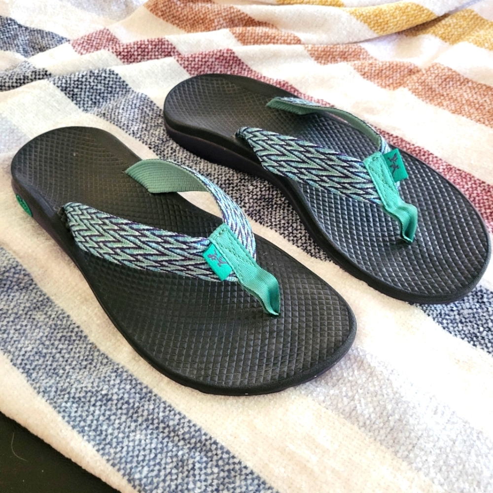 Chaco green print thongs, size 9